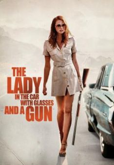 Die Dame im Auto mit Brille und Gewehr